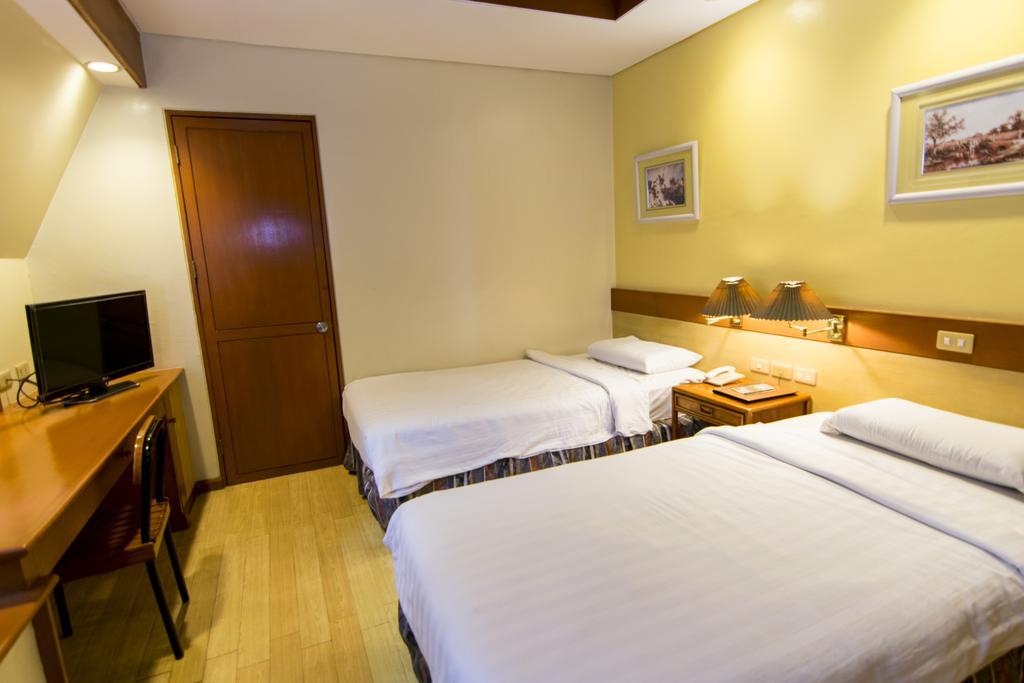 The Manor Hotel Davao City Exteriör bild