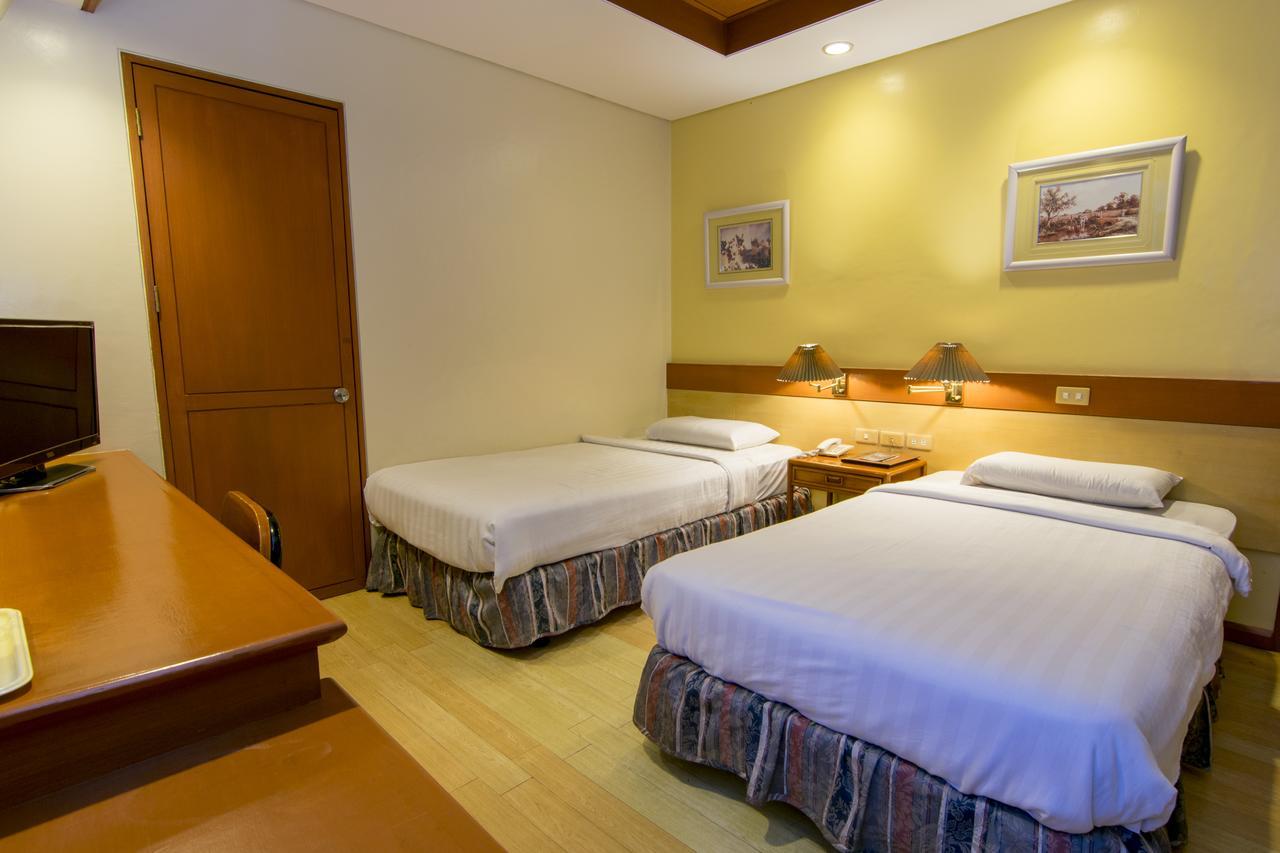 The Manor Hotel Davao City Exteriör bild
